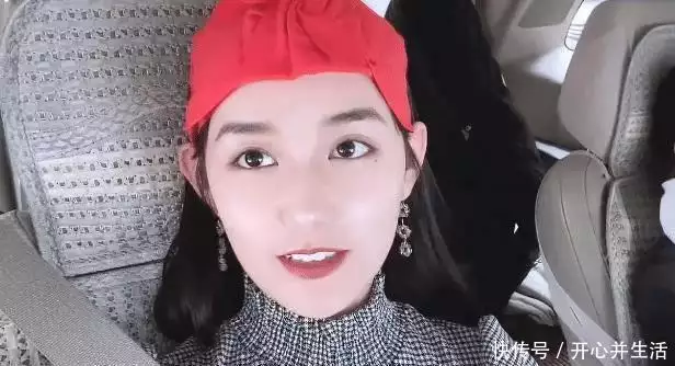 蒋依依和姐姐到重庆旅游，吃火锅热到脱妆，怼脸镜头“奶油肌”绝了