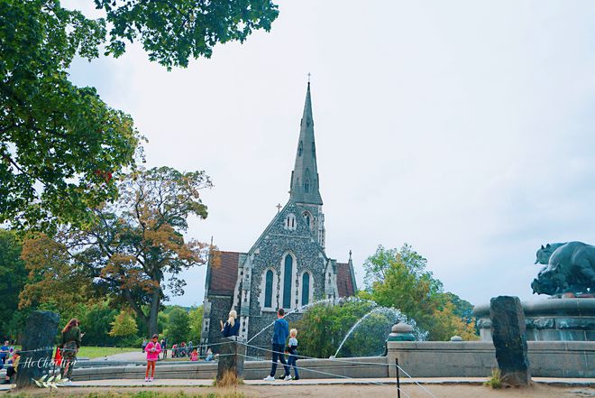 哥本哈根美丽的滨海公园，藏着世界著名雕塑，游客都喜欢来打卡-哥本哈根水族馆