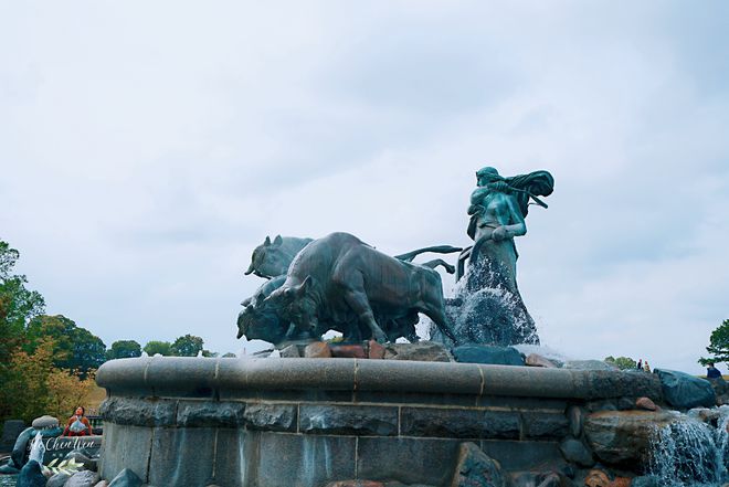 哥本哈根美丽的滨海公园，藏着世界著名雕塑，游客都喜欢来打卡-哥本哈根水族馆