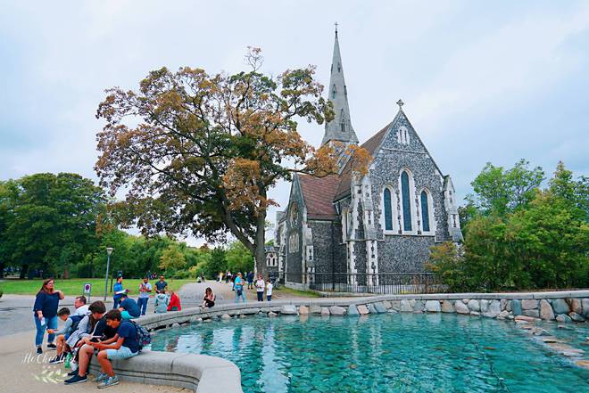 哥本哈根美丽的滨海公园，藏着世界著名雕塑，游客都喜欢来打卡-哥本哈根水族馆