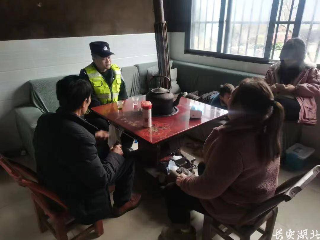 为游客登山安全！他们连续42年春节无休……-过年登山祈福