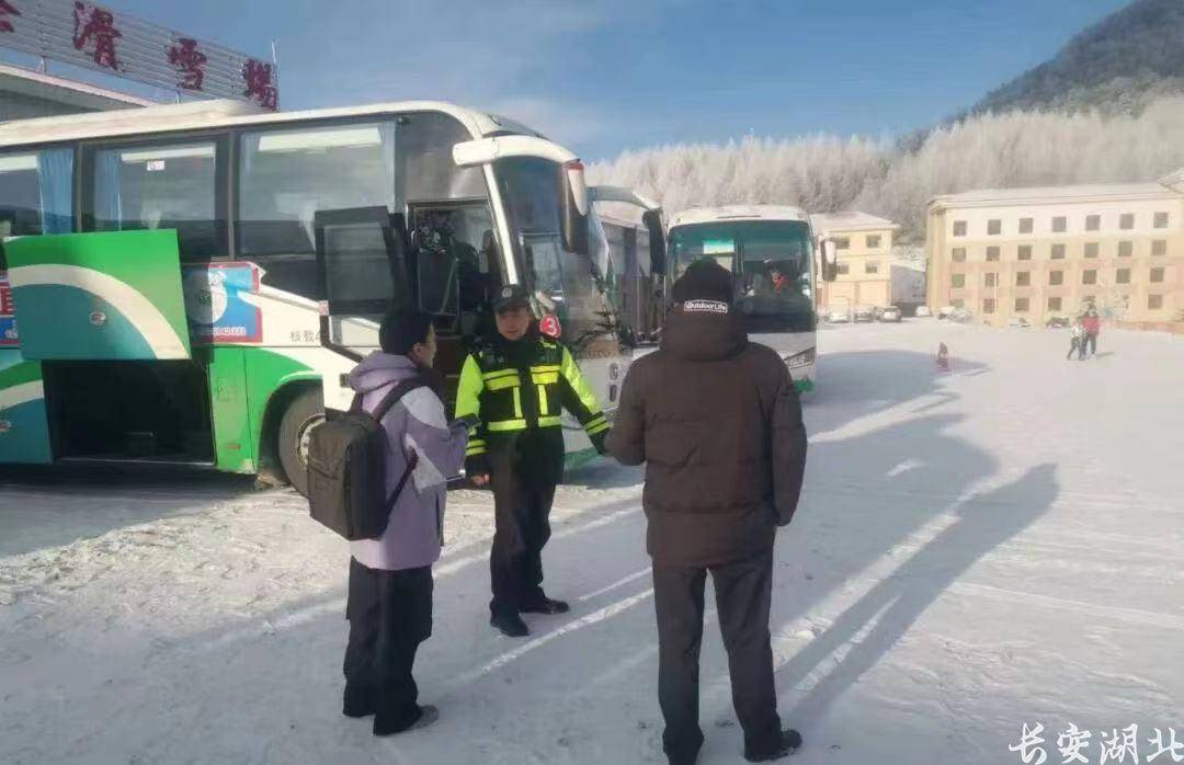 为游客登山安全！他们连续42年春节无休……-过年登山祈福