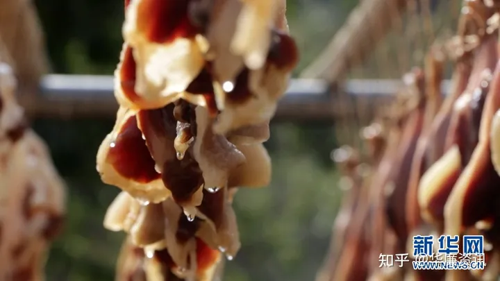 舌尖上的年味：实拍农村晾晒腊味场景壮观-过年晒腊肉