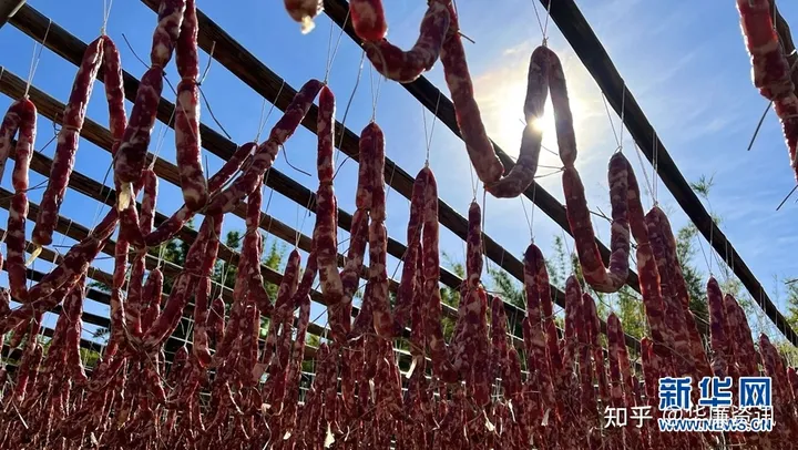 舌尖上的年味：实拍农村晾晒腊味场景壮观-过年晒腊肉