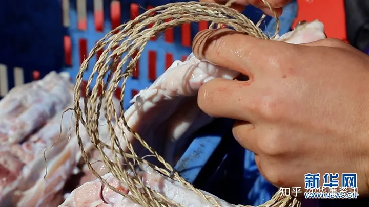 舌尖上的年味：实拍农村晾晒腊味场景壮观-过年晒腊肉