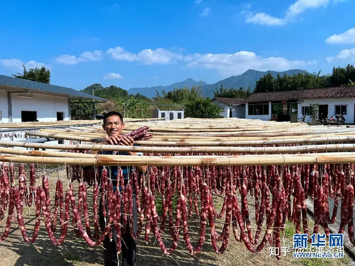 舌尖上的年味：实拍农村晾晒腊味场景壮观-过年晒腊肉