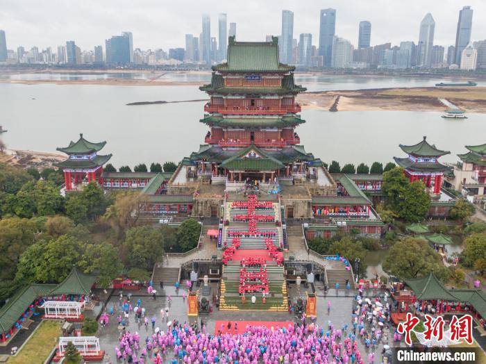 （新春走基层）立春时节 上千人齐聚南昌滕王阁诵读《滕王阁序》-古诗滕王阁诗朗诵视频大全