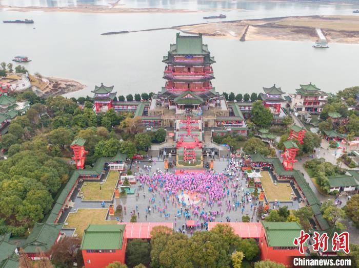 （新春走基层）立春时节 上千人齐聚南昌滕王阁诵读《滕王阁序》-古诗滕王阁诗朗诵视频大全