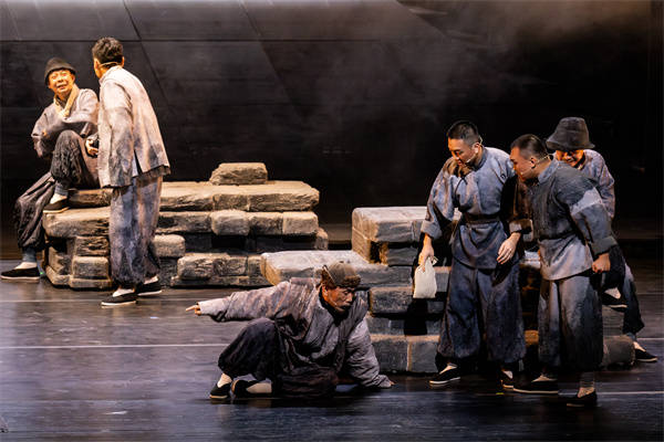 全男班《骆驼祥子》“现场变装”演绎老舍经典-骆驼祥子版本那么多哪个才是正版