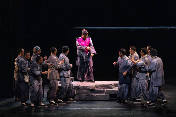 全男班《骆驼祥子》“现场变装”演绎老舍经典-骆驼祥子版本那么多哪个才是正版