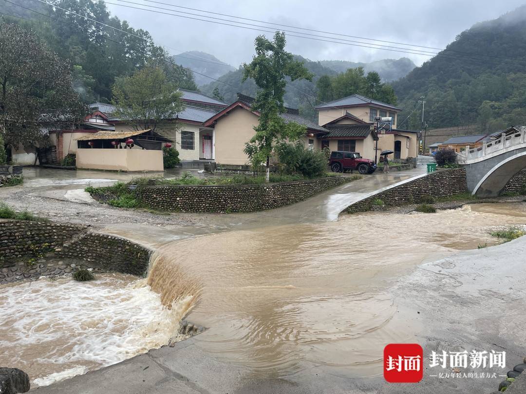 青泥何盘盘 走进《蜀道难》中百步九折的青泥岭｜寻路蜀道-青泥何盘盘的翻译