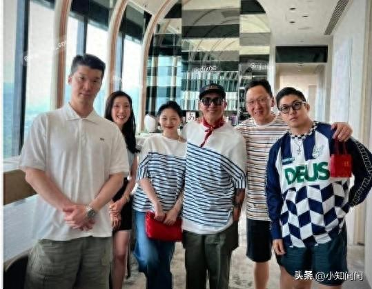 来了来了！大S出席具俊晔DJ秀庆功宴，俩人穿条纹情侣装秀恩爱。