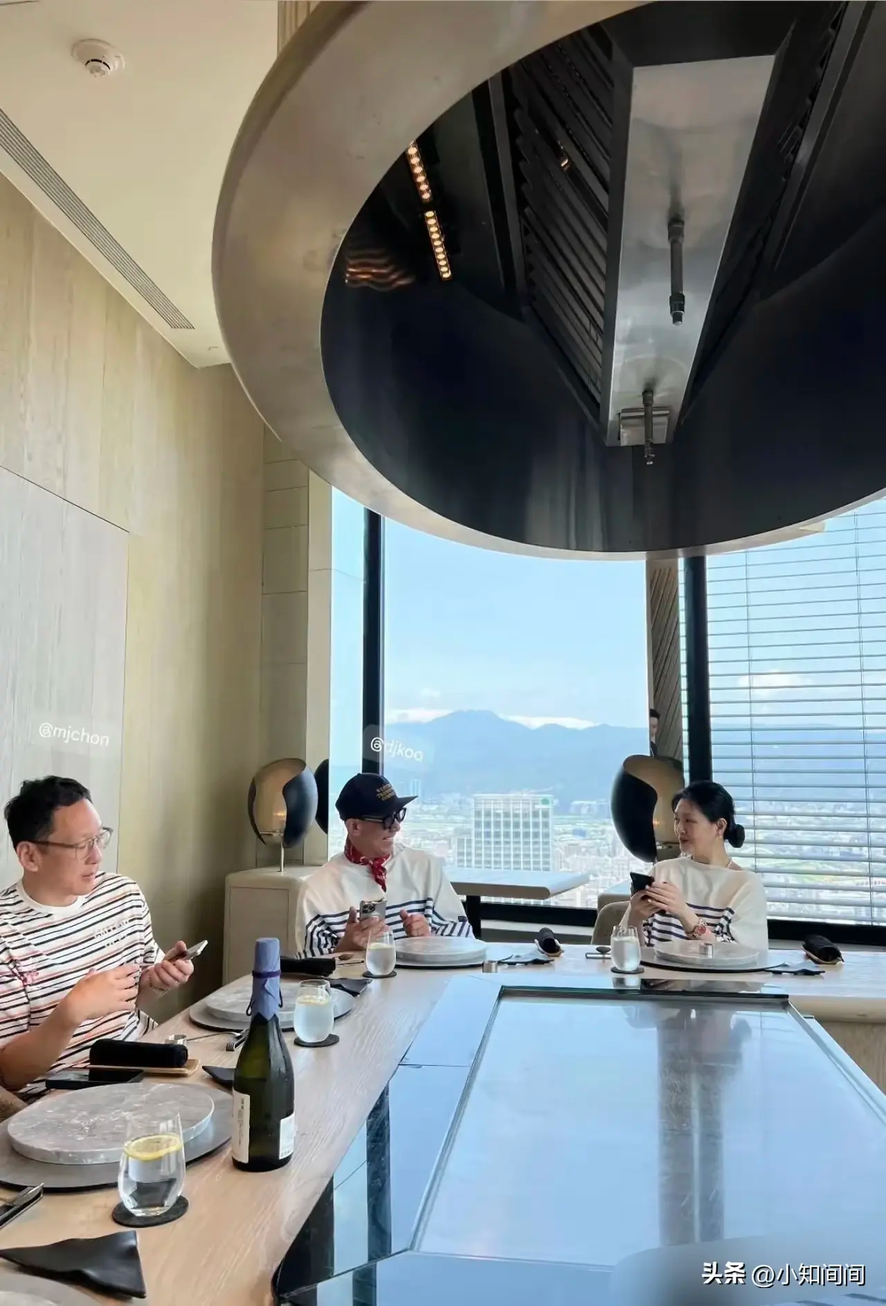 来了来了！大S出席具俊晔DJ秀庆功宴，俩人穿条纹情侣装秀恩爱。