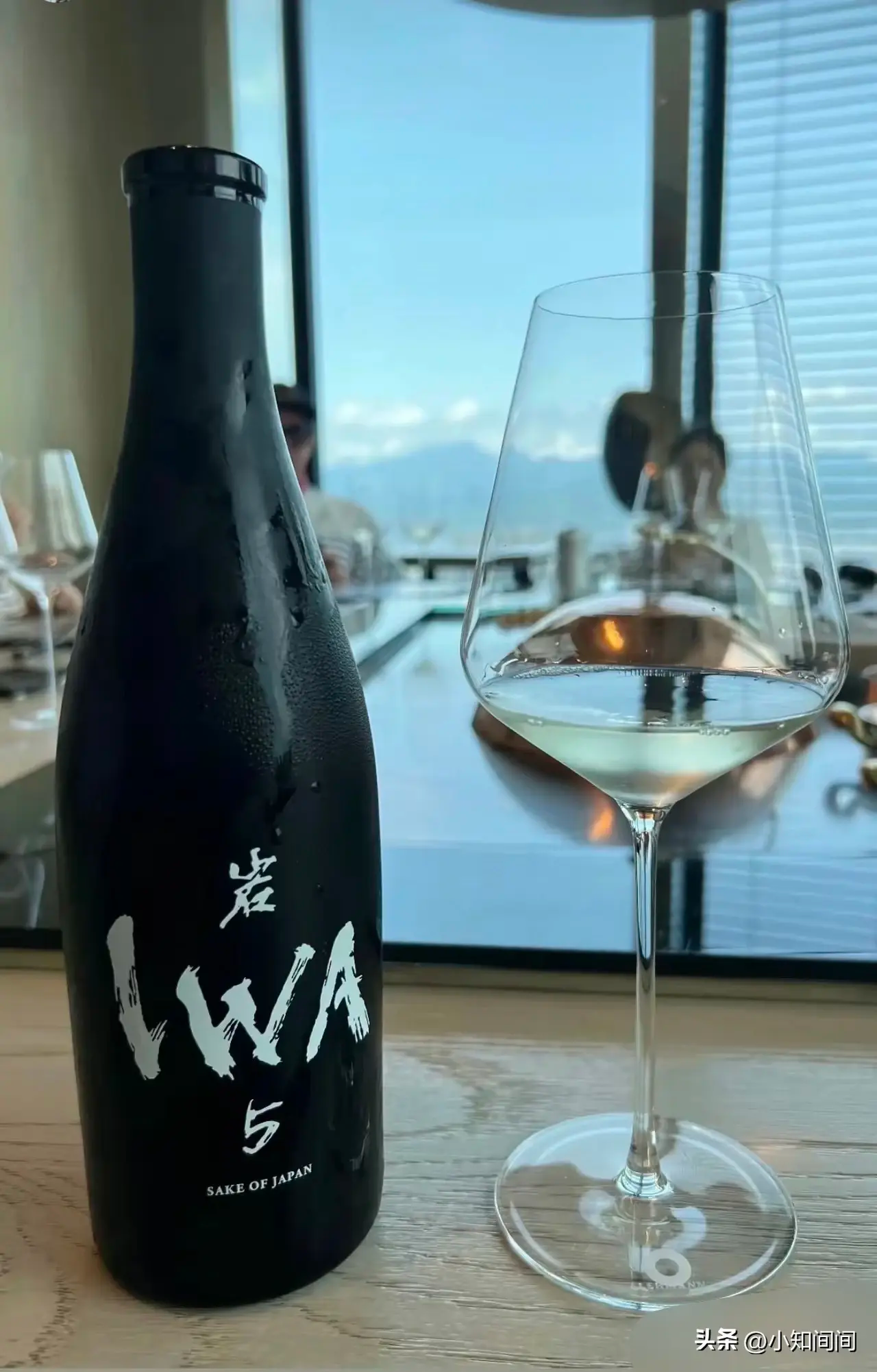 来了来了！大S出席具俊晔DJ秀庆功宴，俩人穿条纹情侣装秀恩爱。