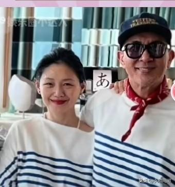 来了来了！大S出席具俊晔DJ秀庆功宴，俩人穿条纹情侣装秀恩爱。