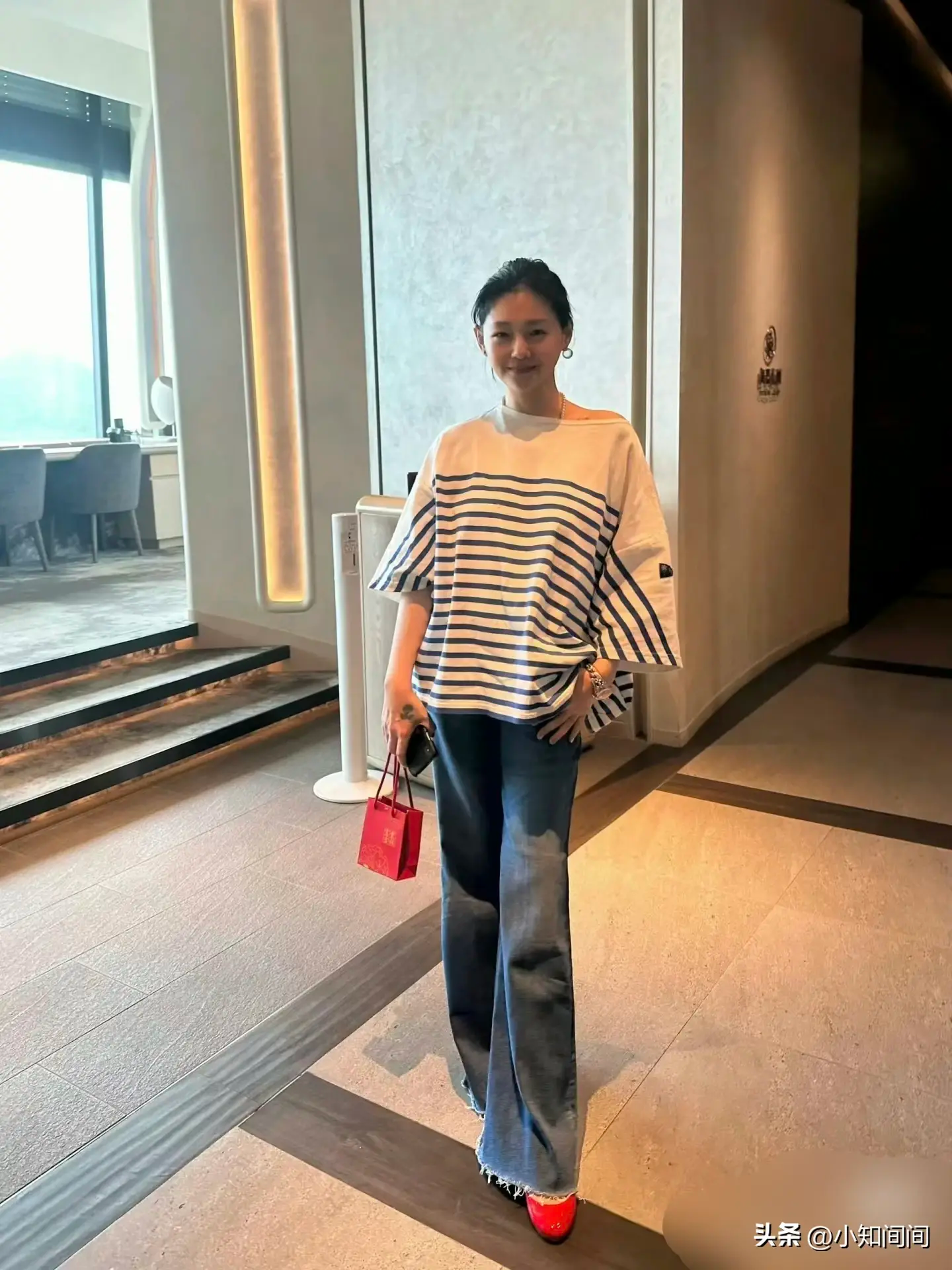 来了来了！大S出席具俊晔DJ秀庆功宴，俩人穿条纹情侣装秀恩爱。