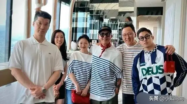 来了来了！大S出席具俊晔DJ秀庆功宴，俩人穿条纹情侣装秀恩爱。