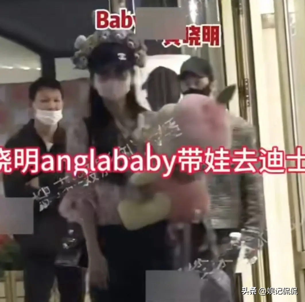 太炸裂！黄晓明杨颖合体逛迪士尼，两人情侣装打扮，7岁儿子抢眼