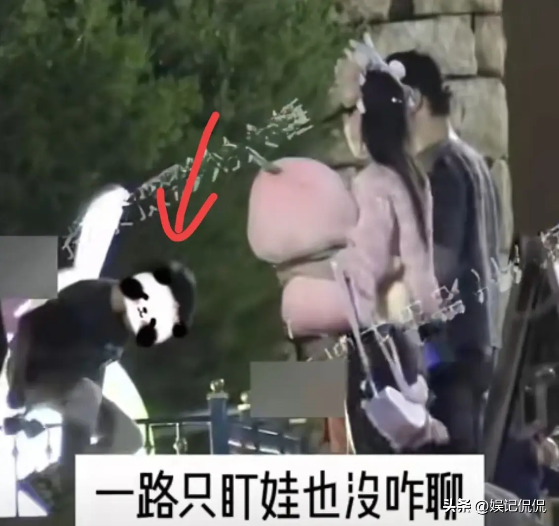 太炸裂！黄晓明杨颖合体逛迪士尼，两人情侣装打扮，7岁儿子抢眼