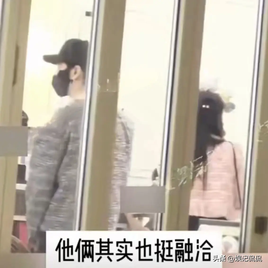 太炸裂！黄晓明杨颖合体逛迪士尼，两人情侣装打扮，7岁儿子抢眼