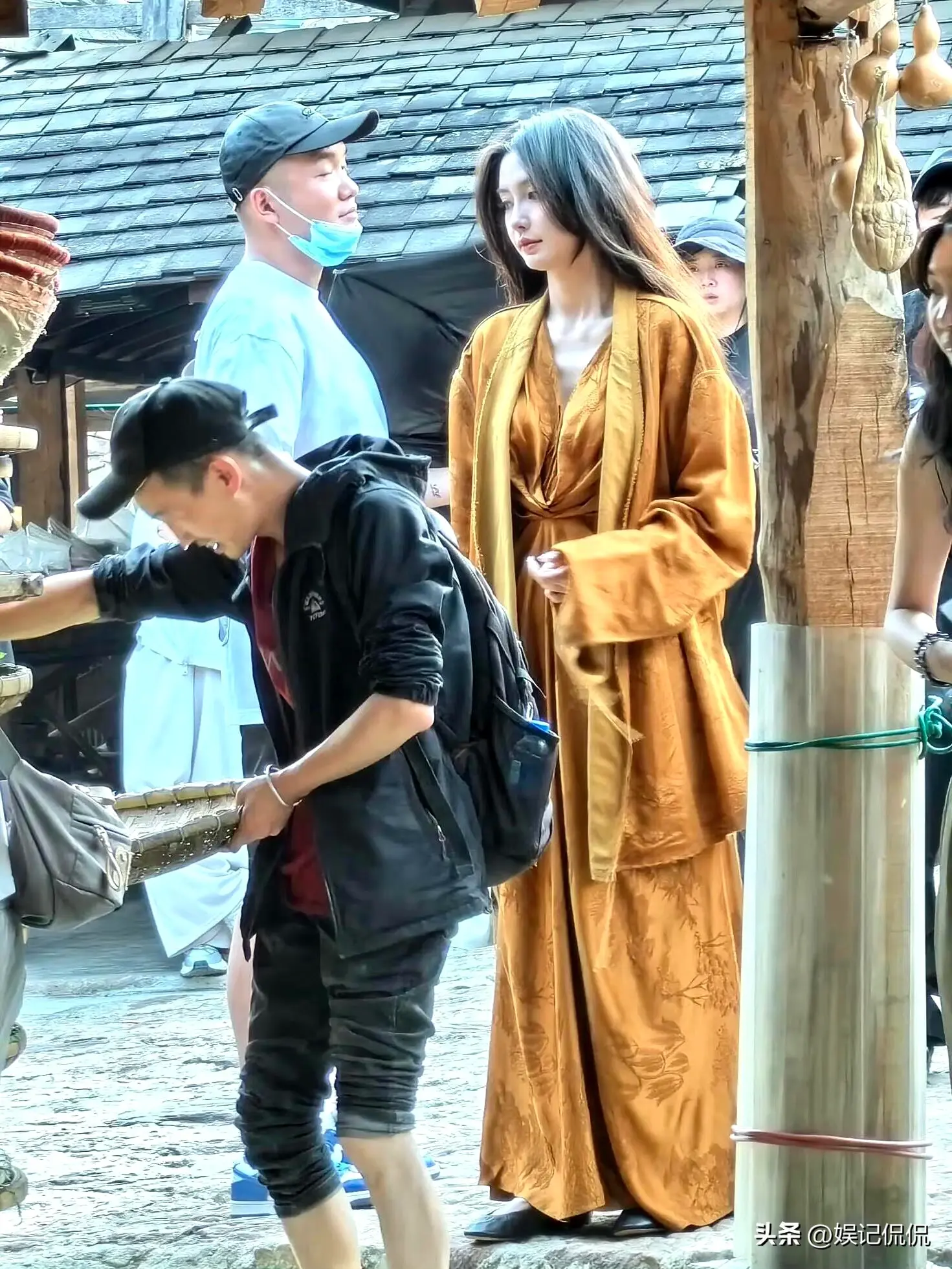 太炸裂！黄晓明杨颖合体逛迪士尼，两人情侣装打扮，7岁儿子抢眼