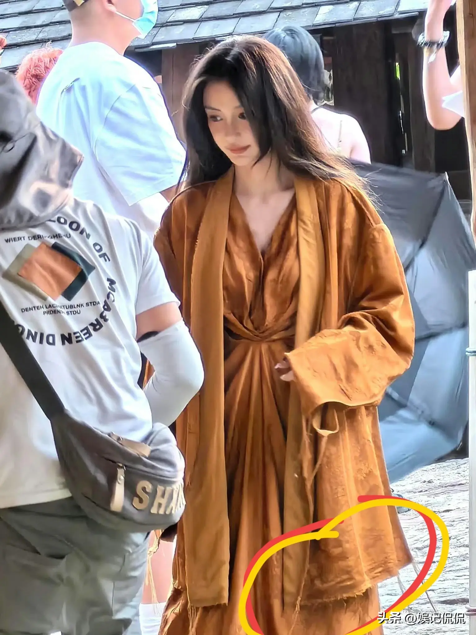 太炸裂！黄晓明杨颖合体逛迪士尼，两人情侣装打扮，7岁儿子抢眼