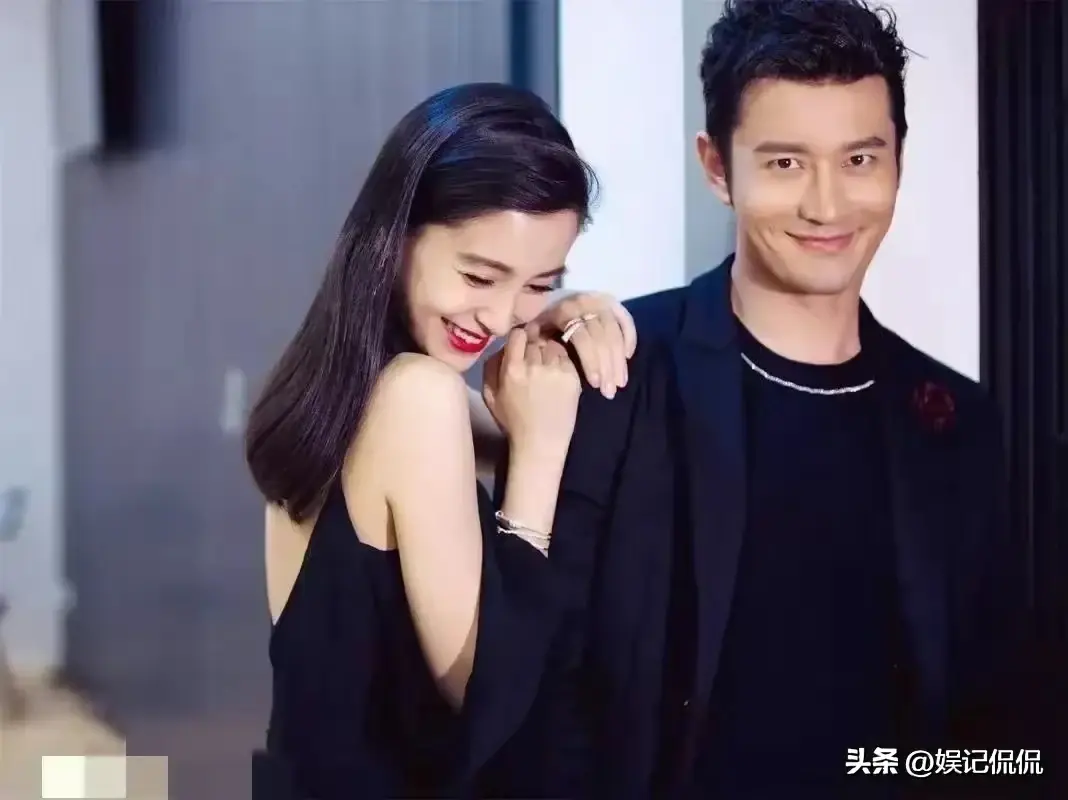 太炸裂！黄晓明杨颖合体逛迪士尼，两人情侣装打扮，7岁儿子抢眼