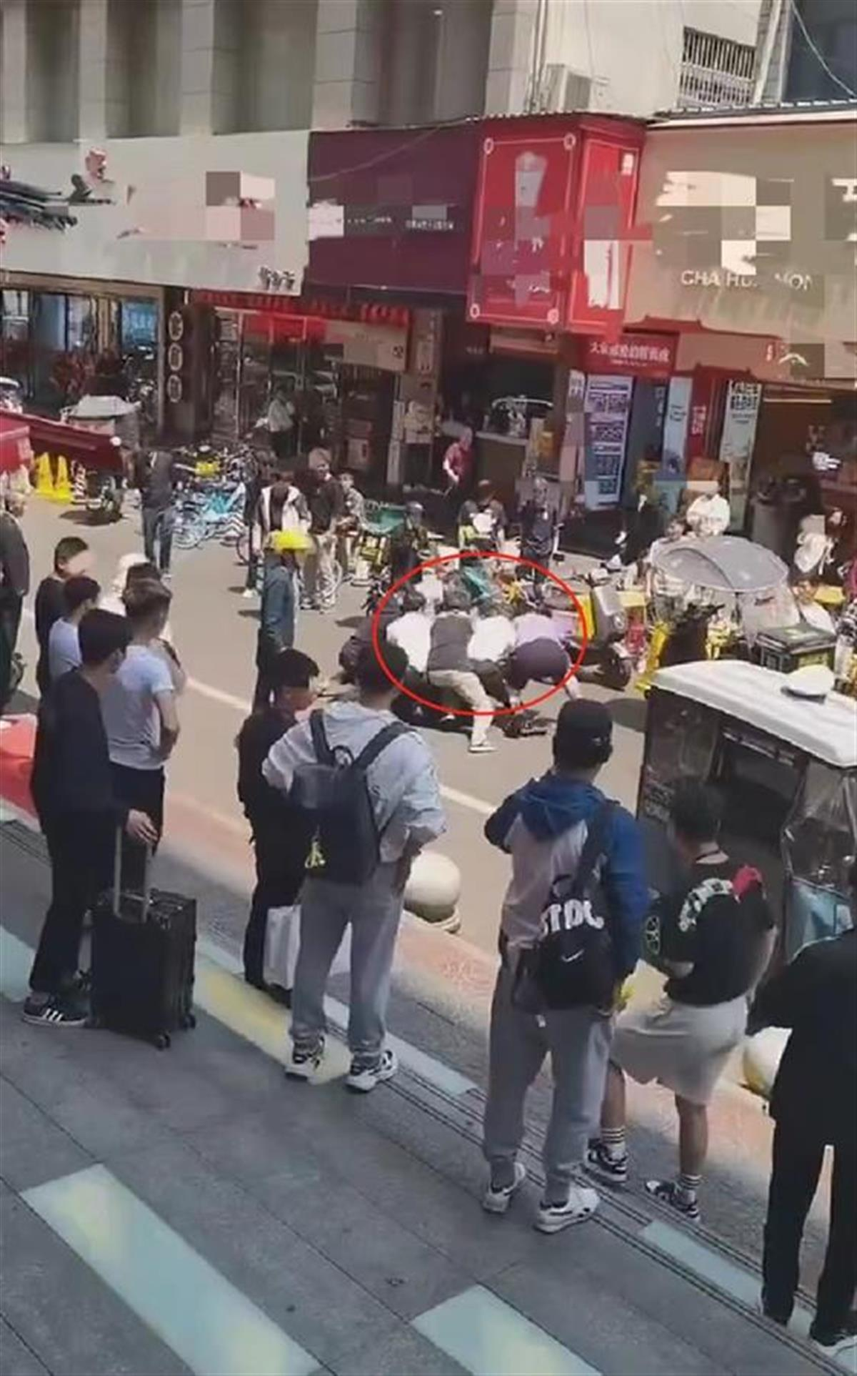 西安一男子推搡殴打辅警被刑拘，目击者：男子拿凳子砸中辅警后被制服，知情人称嫌犯非法营运