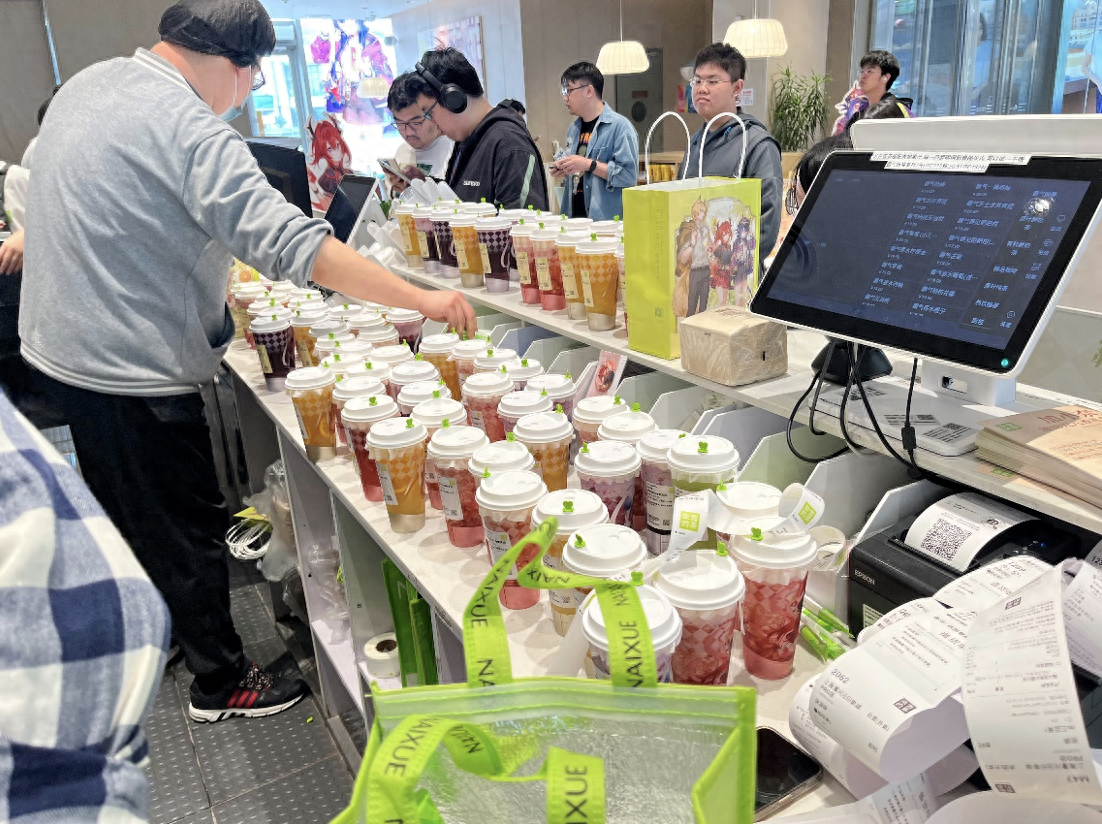 五一游客挤爆网红餐厅和奶茶店，不管在北上广还是小城镇