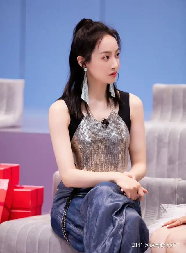 宋茜穿衣越来越“大胆”，红衣短裙太性感，真不愧是女团导师