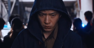 电视剧《新生》引热议，井柏然精湛演技震撼观众，帅气与演技并存