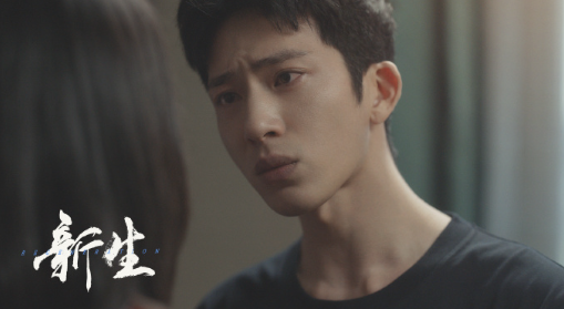 电视剧《新生》引热议，井柏然精湛演技震撼观众，帅气与演技并存