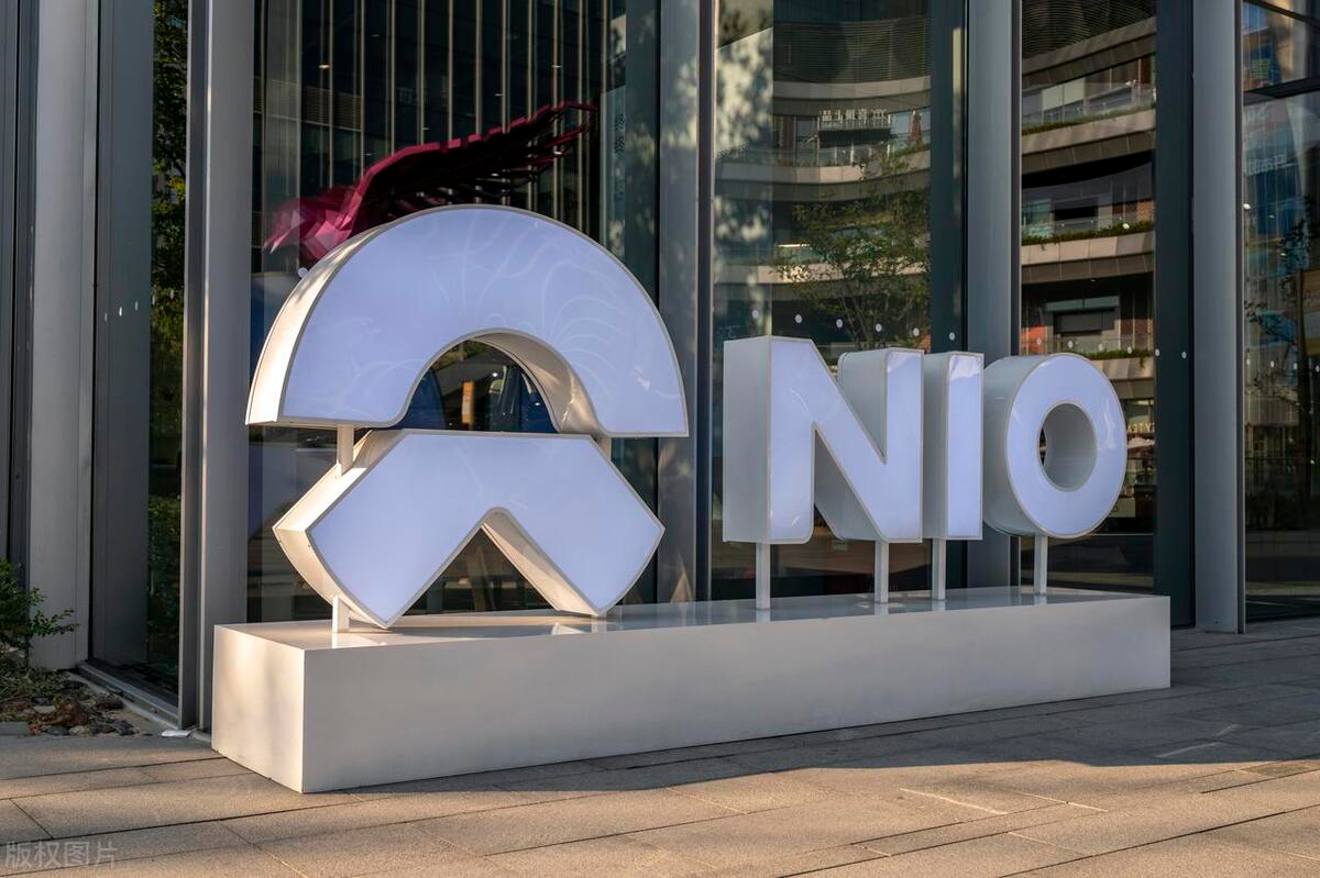 实惨！销量下滑、口碑崩塌，用户“群殴”李斌，蔚来掉入陷阱