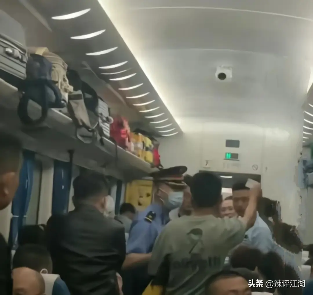 越闹越大！列车员骂山东人穷引发全网声讨，中国铁路官方账号沦陷