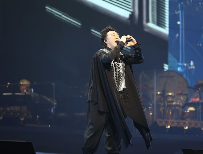 陈奕迅演唱会座无虚席，连唱30首歌冷门曲偏多，甘比舒淇兴奋狂呼