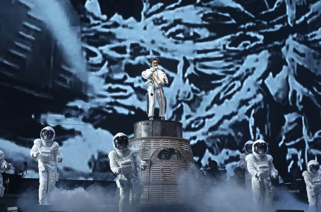 陈奕迅演唱会座无虚席，连唱30首歌冷门曲偏多，甘比舒淇兴奋狂呼