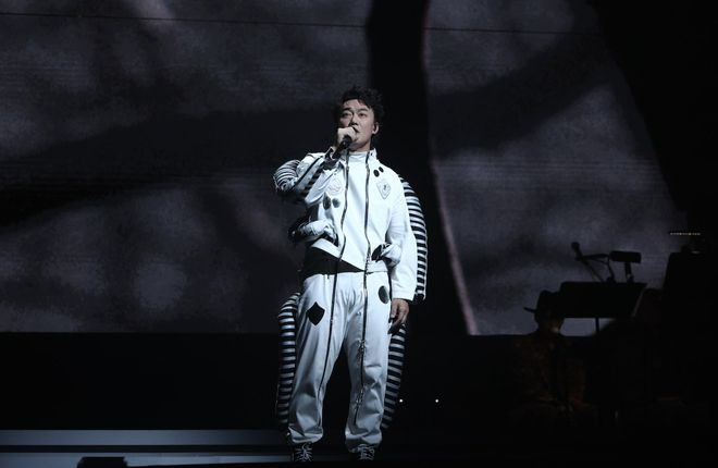 陈奕迅演唱会座无虚席，连唱30首歌冷门曲偏多，甘比舒淇兴奋狂呼