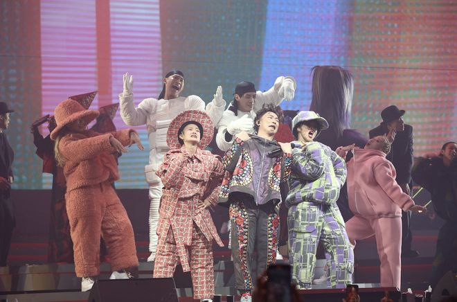 陈奕迅演唱会座无虚席，连唱30首歌冷门曲偏多，甘比舒淇兴奋狂呼