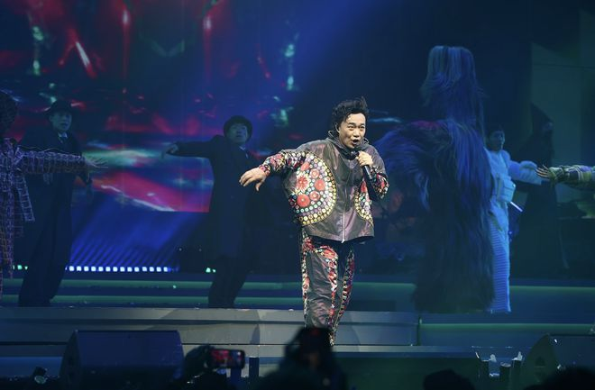陈奕迅演唱会座无虚席，连唱30首歌冷门曲偏多，甘比舒淇兴奋狂呼