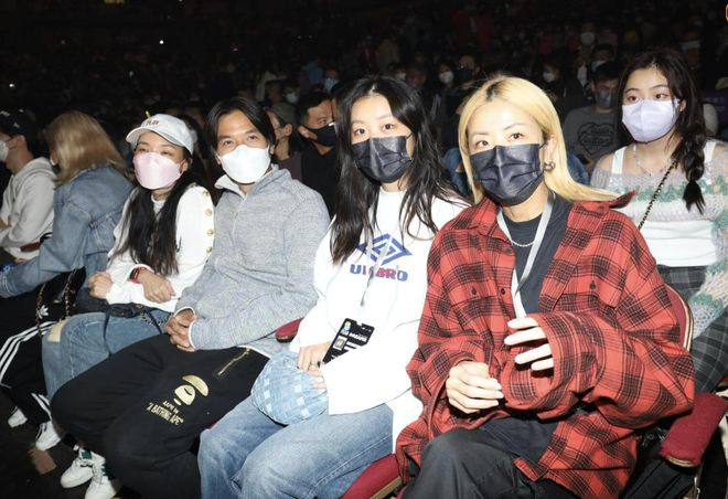 陈奕迅演唱会座无虚席，连唱30首歌冷门曲偏多，甘比舒淇兴奋狂呼