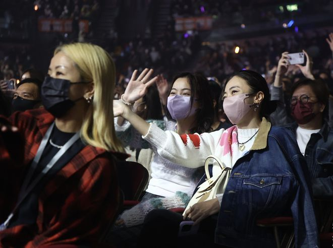 陈奕迅演唱会座无虚席，连唱30首歌冷门曲偏多，甘比舒淇兴奋狂呼