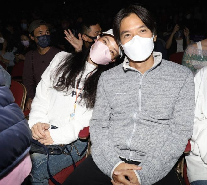 陈奕迅演唱会座无虚席，连唱30首歌冷门曲偏多，甘比舒淇兴奋狂呼