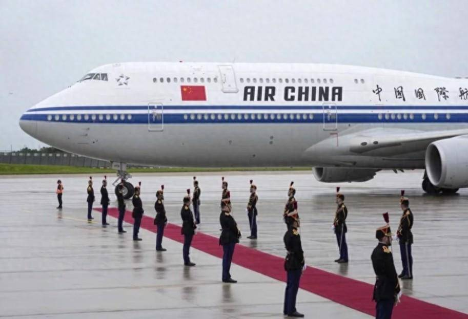 中方专机抵达，法国总理亲自接机，说完一句中文后，获得访华邀请