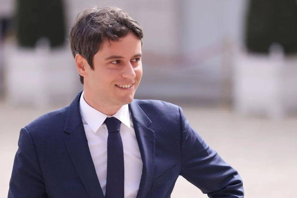 中方专机抵达，法国总理亲自接机，说完一句中文后，获得访华邀请