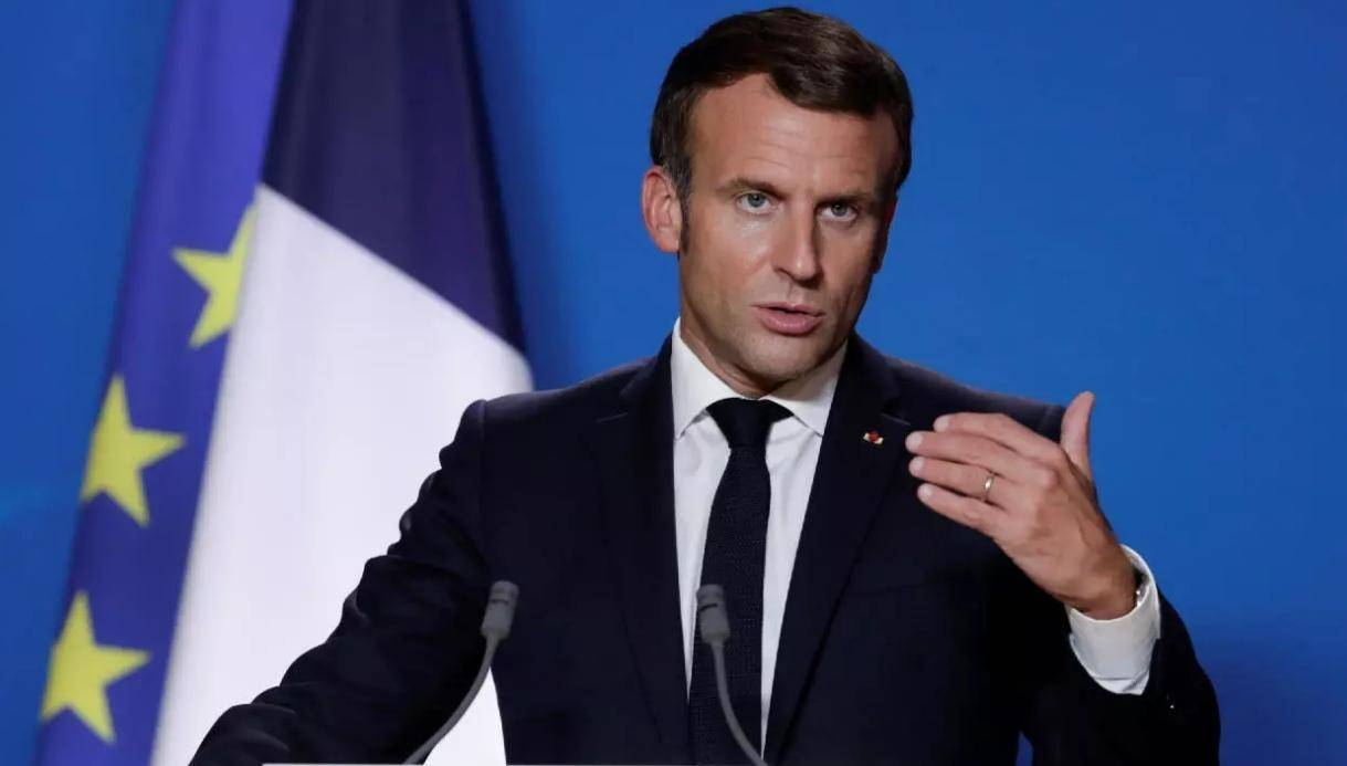 中方专机抵达，法国总理亲自接机，说完一句中文后，获得访华邀请