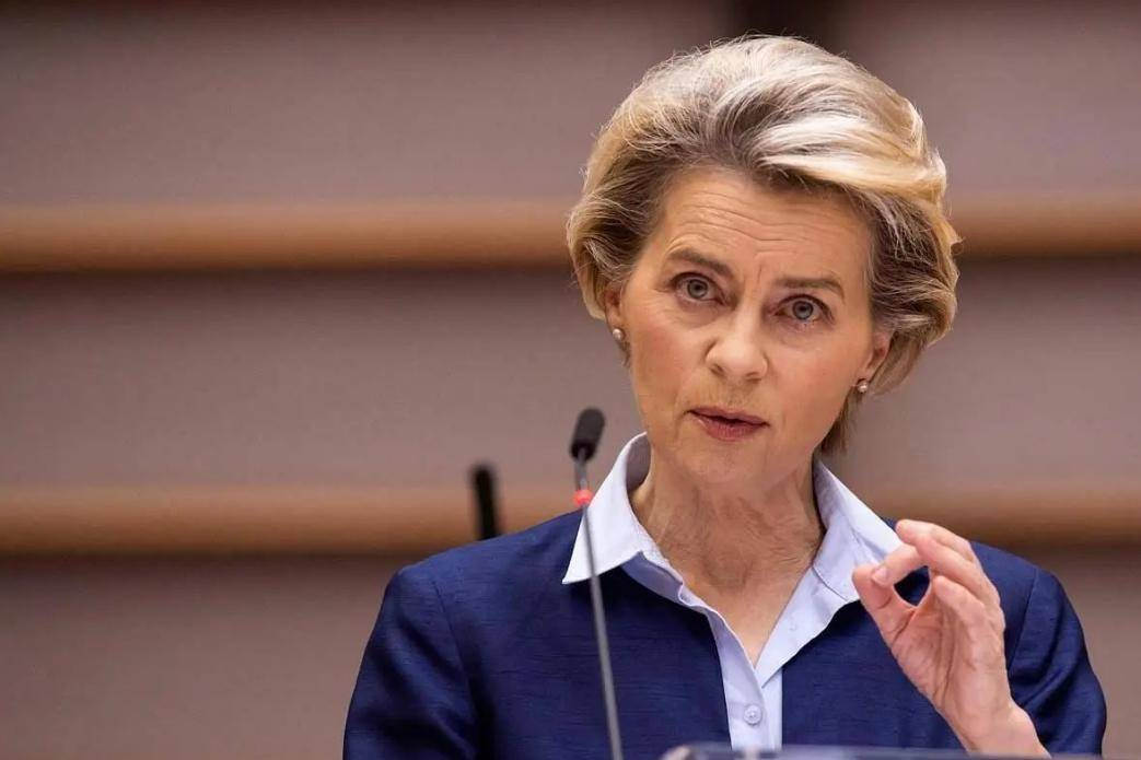 中方专机抵达，法国总理亲自接机，说完一句中文后，获得访华邀请