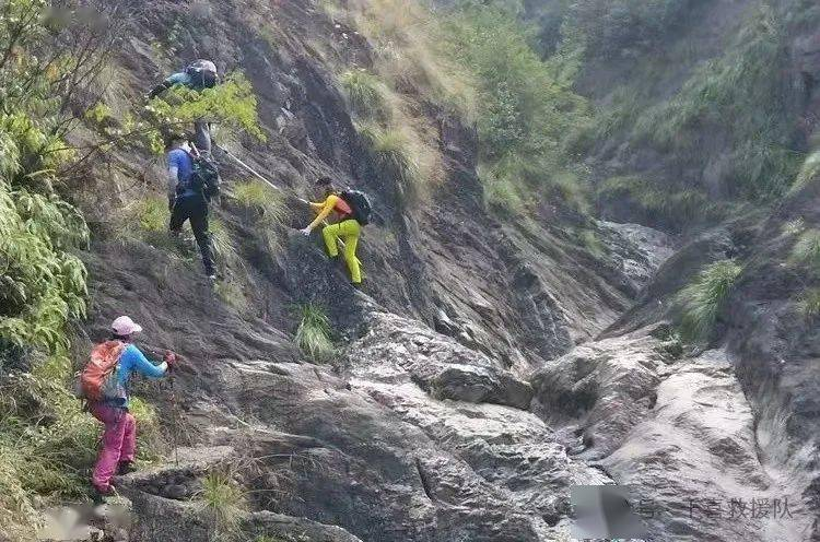 险！永康一人在九泄潭爬山，被困半山腰.....