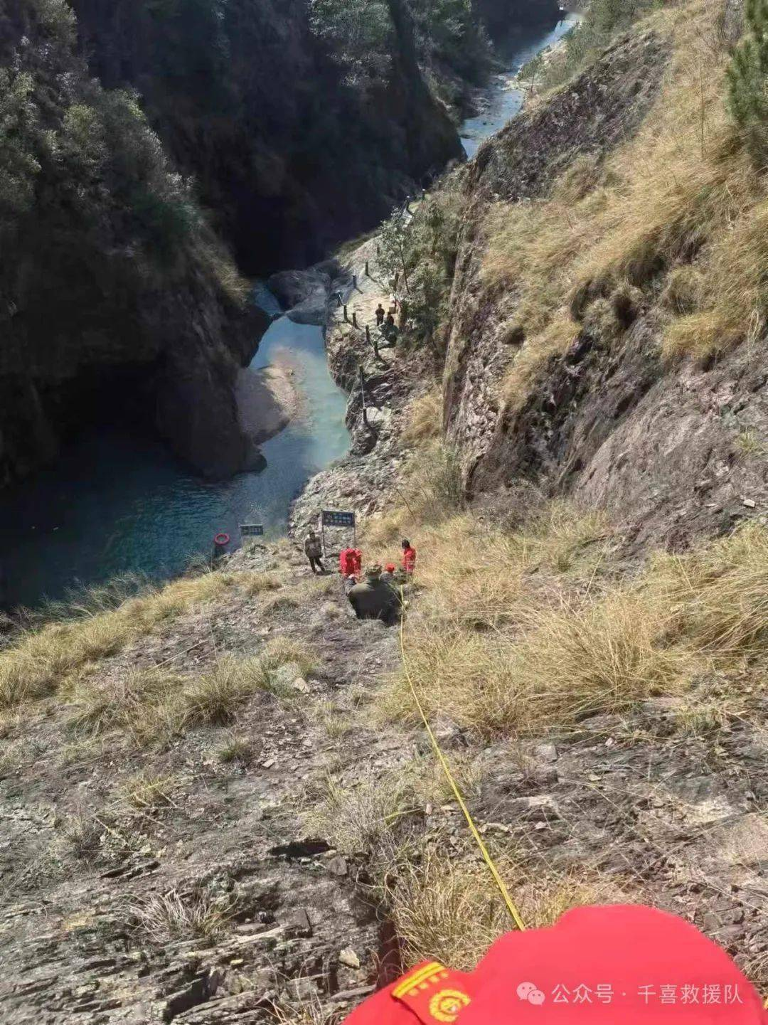 险！永康一人在九泄潭爬山，被困半山腰.....