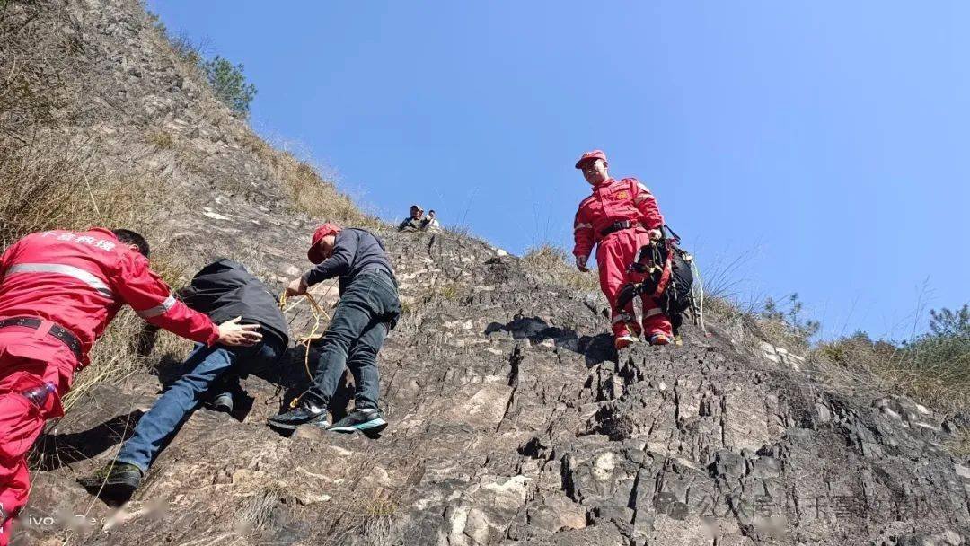 险！永康一人在九泄潭爬山，被困半山腰.....