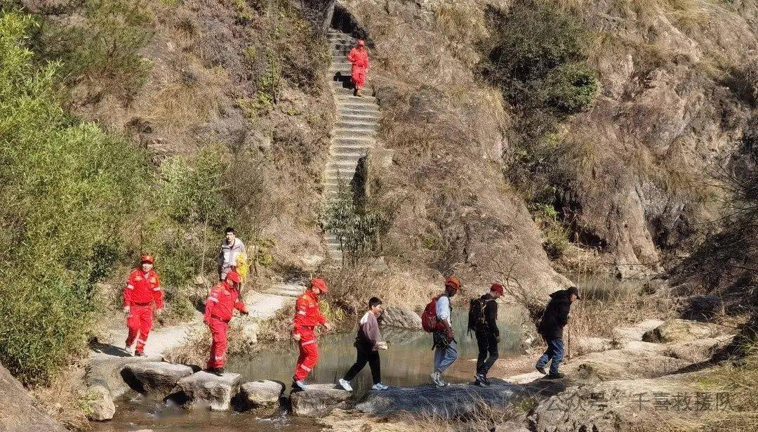 险！永康一人在九泄潭爬山，被困半山腰.....